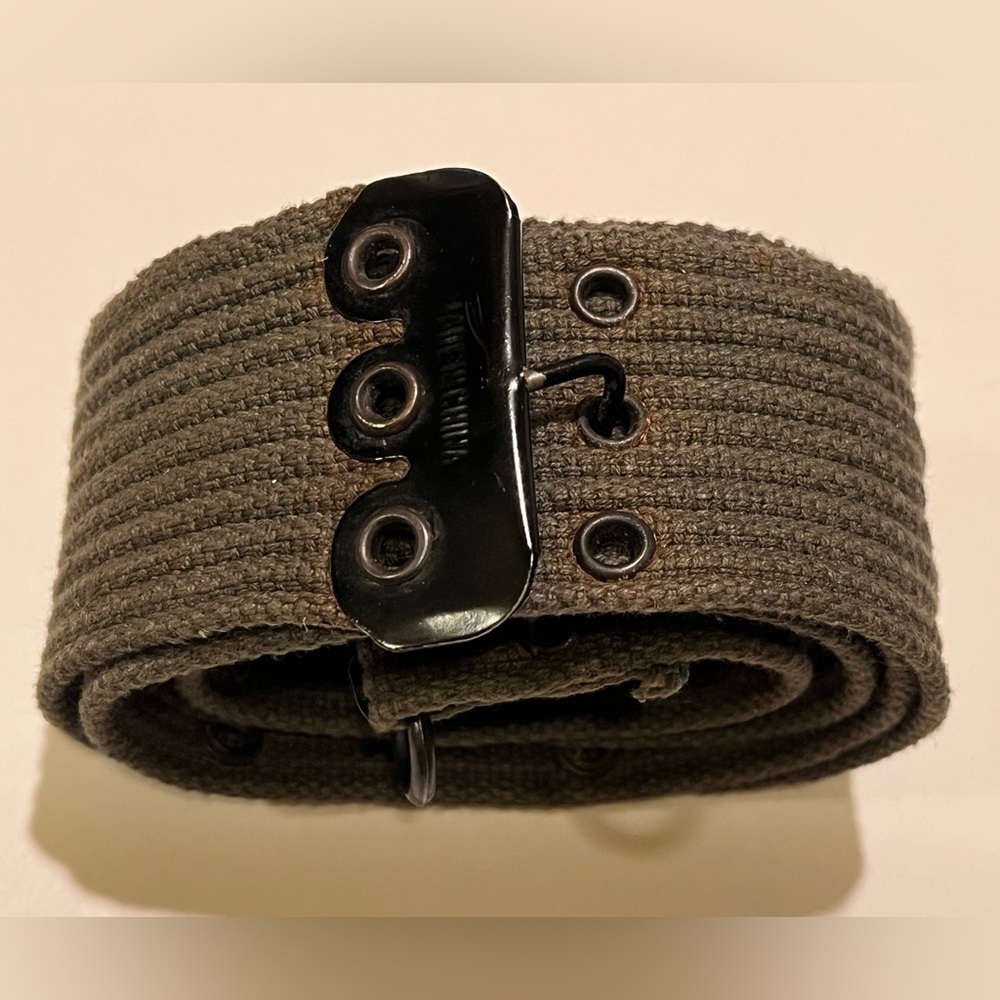 MEN’S WOVEN BELT with GROMMETS.
